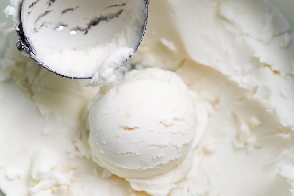 Close-up of vanilla ice cream being scooped after chilling, showing creamy texture – Yummy Cooking Treats